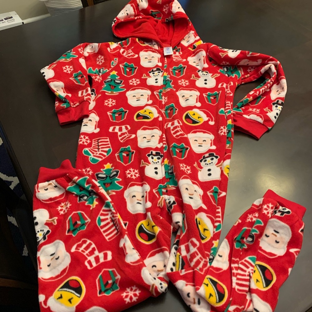 One piece zip up pajamas. Size 7/8